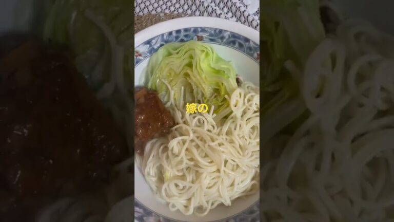 野菜不足解消　レタス半玉入れまぜそば