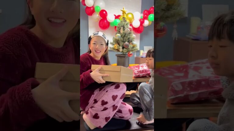 サンタさんが来た！クリスマスプレゼント何もらった？寝起きで開封🎁✨#shorts