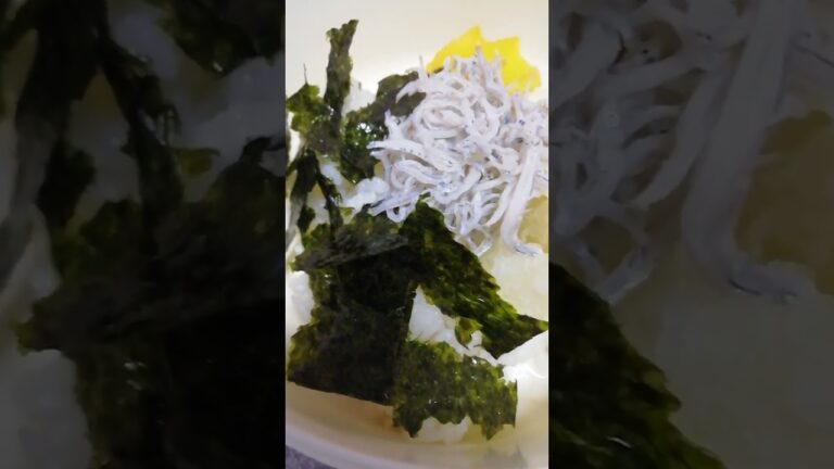 ちりめんじゃこ硬いのでお湯に入れて柔らかくして丼風に