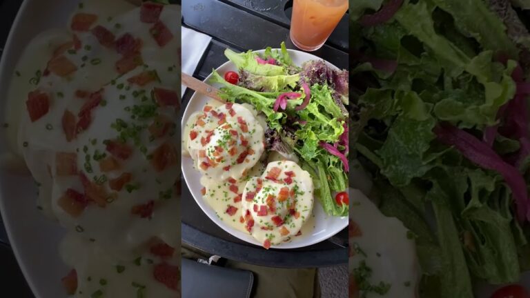 とろ～り卵黄がたまらない！ハワイ産とれたて卵のエッグベネディクト【ランチ】