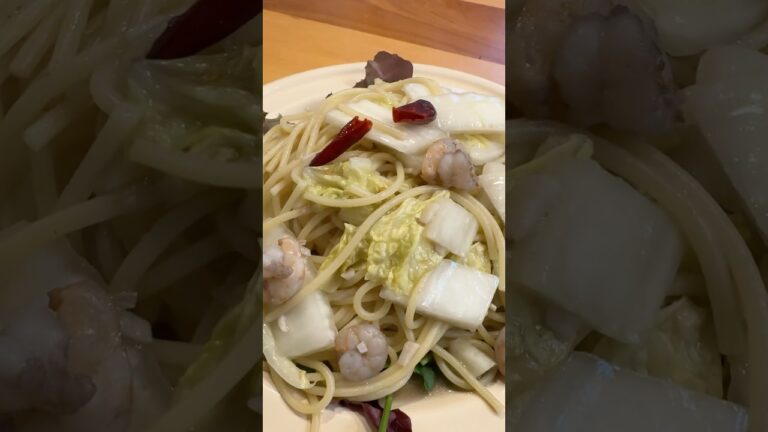 白菜と冷凍エビでペペロン❗️白ワインかと思ったら赤、、、😅#cooking #料理 #shorts #パスタ #ペペロンチーノ