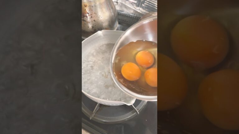 熱湯に生たまごを入れる‼️ #うどん #料理 #家庭料理 #卵