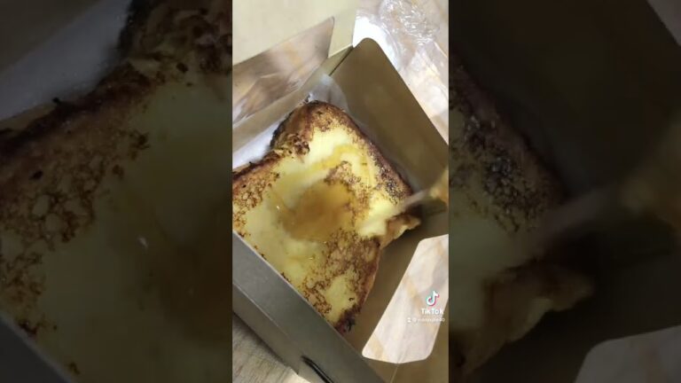 フレンチトーストにはちみつかけるシーン