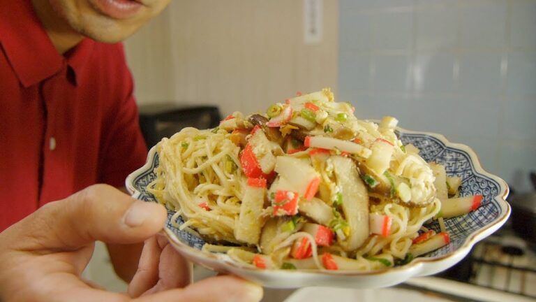 『中西の朝食』〜焼そうめん〜具はかまぼこシイタケ卵ネギ。味付けはポン酢ナンプラーめんつゆ。麺がくっついて食べづらいですが、おいしいです！
