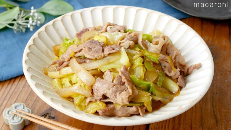 【豚こまと玉ねぎとキャベツのオイスター炒め】にんにくの香りと黒こしょうのアクセント!