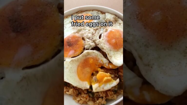 Daily meals of Japanese who do not have much money  目玉焼きカレー炒飯　Fried egg curry fried rice