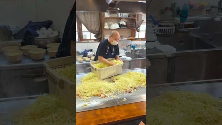 キャベツ2玉の衝撃！豪華具材×圧倒的ボリュームのお好み焼きがヤバすぎる！