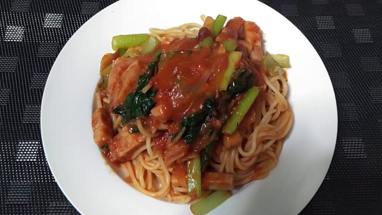 自炊　パスタ編　ベーコンと小松菜のトマトソースパスタ