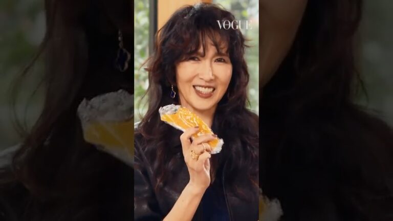 工藤静香、おやつは干し芋。| VOGUE JAPAN #Shorts #In The Bag #バッグの中身