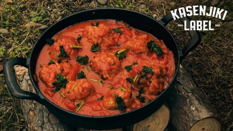 SIGNSTEKウッドストーブとスキレットで作るミートボールトマト煮込み ポルペッティ【アウトドア料理】