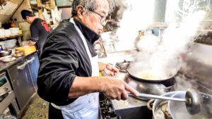 この３人、凄すぎる。人生のすべてを鉄鍋に捧げた男たちの、一切の無駄がない厨房に潜入！