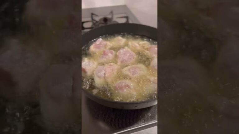 休日にハイボールと唐揚げとレモンに白いアレをたっぷりつけて。