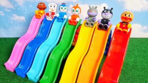 アンパンマンたちが虹色のすべり台をすべるよ！おもちゃの公園で遊ぼう！