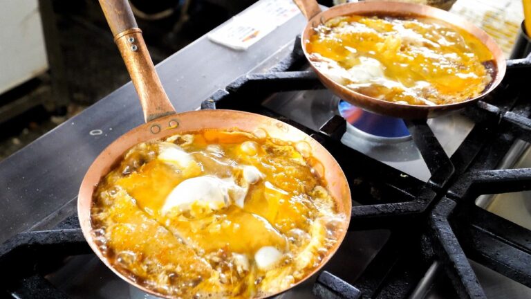 超絶カツ丼ラッシュ！うどん屋なのにカツ丼が大人気のランチ営業に密着！