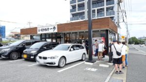 【衝撃】スタッフ全員「未経験」！？開店即満席の行列ラーメン店が、昼4時間で200人をさばく驚異の裏側