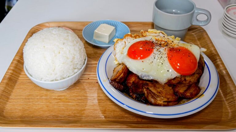 わずか４席。住宅街にひっそり佇む男の欲望を満たす常識外れの鬼盛り焼豚メシ定食！