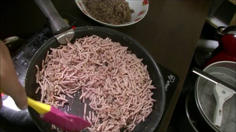 牛豚粗びき肉を塩コショウで味付けしたやつ