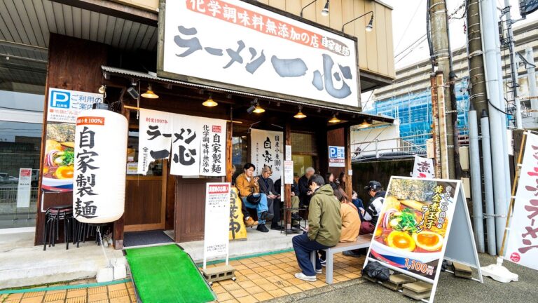 労働者たちのスタミナラーメン！富山ブラックが１日４００杯売れる駅前行列店に密着！