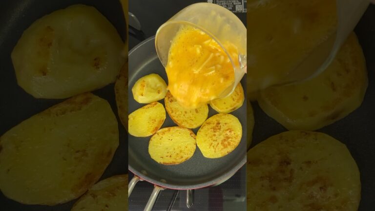 材料たった3つ！焼くだけの簡単じゃがいもオムレツ【フライパンに並べて焼くだけレシピ】 #short #potato #recipes