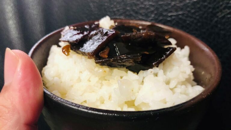 欄干橋ちん里う「昆布の梅炊き（小田原の梅）」が美味しいので食べた感想を話す。ご飯のお供にとてもいい！老舗の味を堪能した。ちん里う本店とは雰囲気違うね。小田原のチカラの箱に入ったお歳暮が友人から届いた。