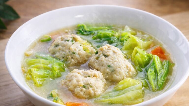 【冷えが気になる方に】キャベツと肉団子のみそスープ