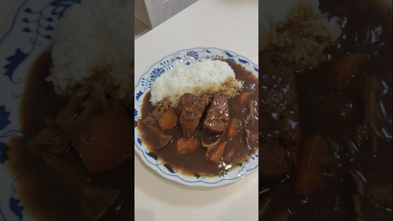 スプーンで切れる柔らかくて巨大な豚肉カレー！#food #cooking #asmr #豚肉 #ポークカレー #もっちゃん #タイ人