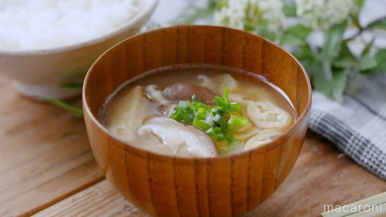 【しいたけと油揚げの味噌汁】しいたけと油揚げを使う旨みたっぷりな一杯！