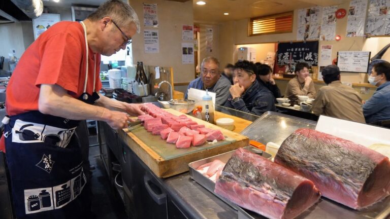 白米お代わり無料サービスに働く男達が殺到する北海道のコスパ最強食堂