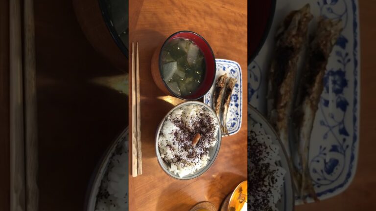 A型のパパが作る最高の朝食：うるめ丸干し、ご飯、味噌汁、しそふりかけ、梅干し、海苔