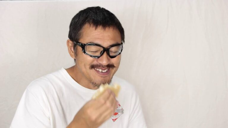 スモークサーモンとツナポテトサラダのサンドを食べますね。サーモンは必ずうまい。マック堺のサブチャンネル動画です。