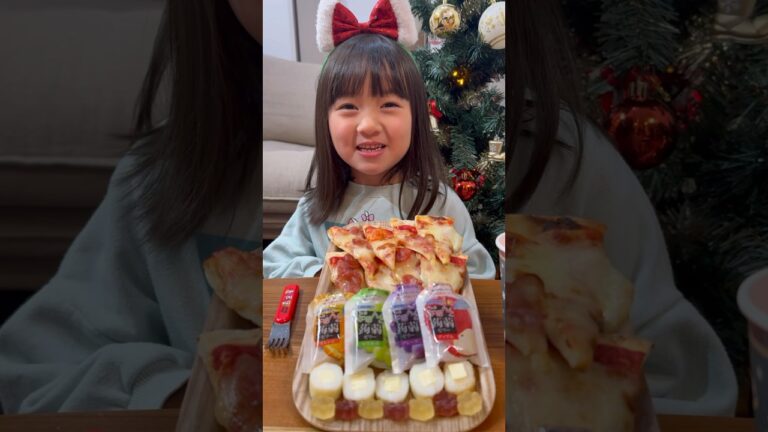 ◉ひなが食べるとこ見てて？【クリスマスversion】大きなピザも一口だけどよく噛んで食べようね#xmas #ご飯