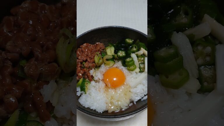 炊きたてご飯に納豆にきゅうりとオクラにわかめと半熟卵のせてみた。