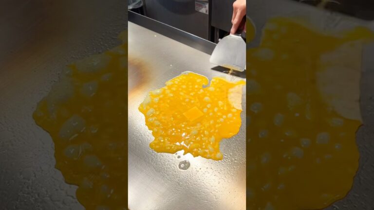 巨大鉄板で作るふわとろチーズオムレツ🧀🥚 #japanesefood