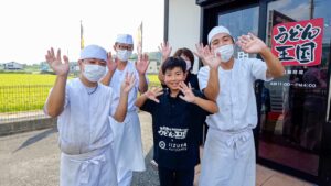 サイド全て１００円！特大天ぷらとジャンボおにぎりが爆売れする田舎にポツンと家族経営セルフうどん食堂。