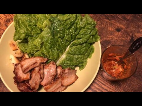 豚バラ焼いて葉っぱに包んで食べる