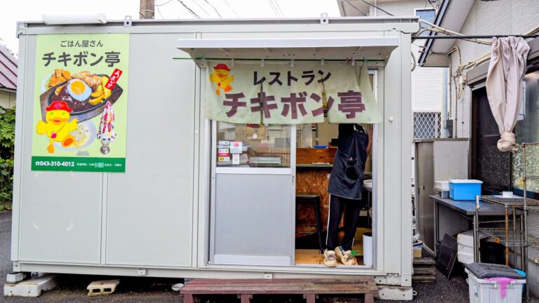衝撃の巨大ハンバーグに１キロ超唐揚げに思わず笑ってしまう小さなプレハブ食堂