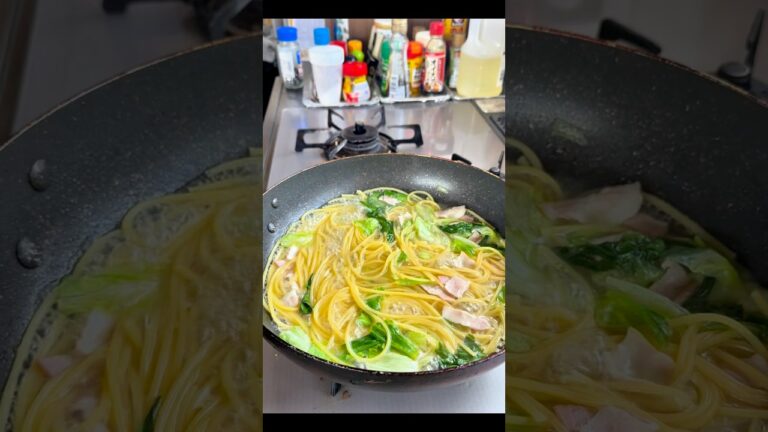 フライパンで簡単ベーコンとレタスのスープパスタ
