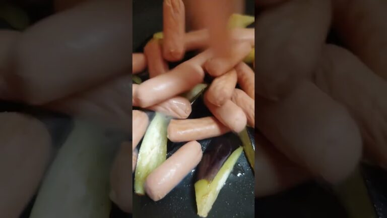ソーセージを炒めるついでになすを炒める☆お家時間/肉の日