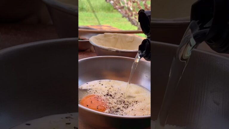 シェラカップでパイ生地のキッシュ。#shorts #camping #cooking