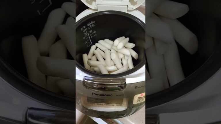 セロリ入り韓国イカキムチトッポギ(Korean Squid Kimchi Rice Cake with Celery )