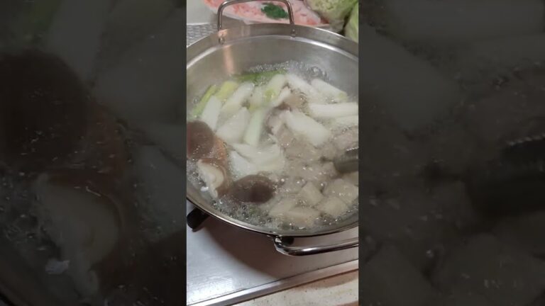 鍋で迷子のこんにゃく#鍋 #お昼ごはん