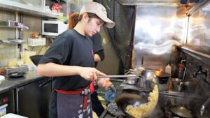 現役JD看板娘の高速鍋振りが炸裂！チャーハンラッシュが止まらないデカ盛り町中華の今丨Egg Fried Rice-Wok Skills In Japan