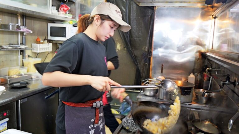 現役JD看板娘の高速鍋振りが炸裂！チャーハンラッシュが止まらないデカ盛り町中華の今丨Egg Fried Rice-Wok Skills In Japan
