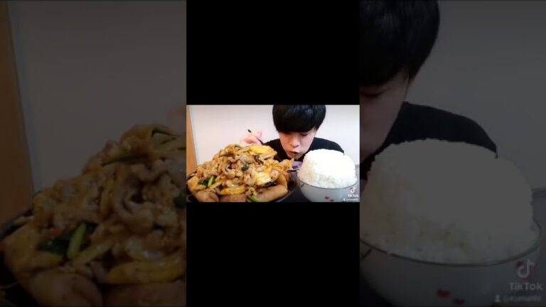 大好きすぎて豚キムチを春巻きにかけて食べる男。#shorts