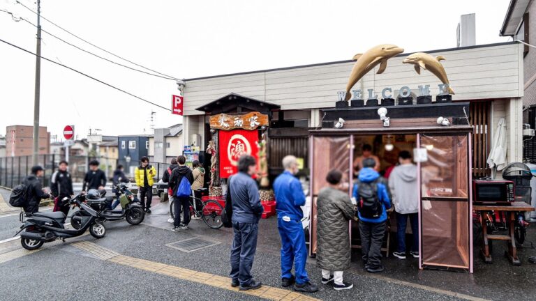 ４９０円日替わり弁当を求めて働く男たちと学生達が殺到する家族経営デカ盛り食堂に密着。