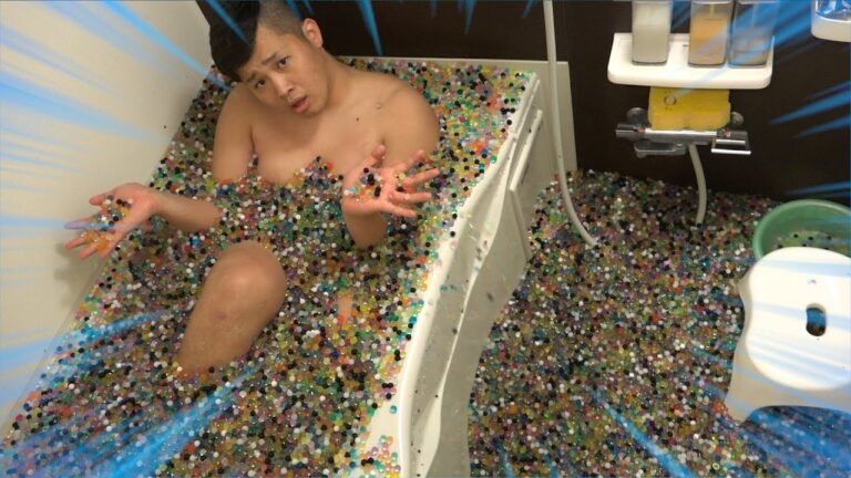 【爆笑】熱湯！？15万粒のぷよぷよボール風呂ドッキリの反応がとんでもねぇwww