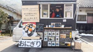 36歳おにぎり看板お姉さんが躍動する田舎にポツンとキッチンカーに密着。 36歳おにぎり看板お姉さんが躍動する田舎にポツンとキッチンカーに密着。