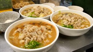 田舎にポツンと夫婦で営むホルモンラーメンが爆売れするラーメン店