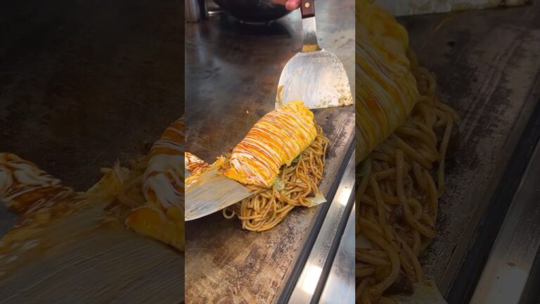 高速で完成させていくぼっかけオムそば！濃いめのタレが絡む麺と半熟オムレツの相性が抜群すぎる【長田本庄軒：東京西葛西】