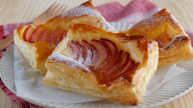 【冷凍パイシートで簡単!】焼きたてが最高♡サクサクりんごパイ🍎 Crispy and Juicy Apple Pie